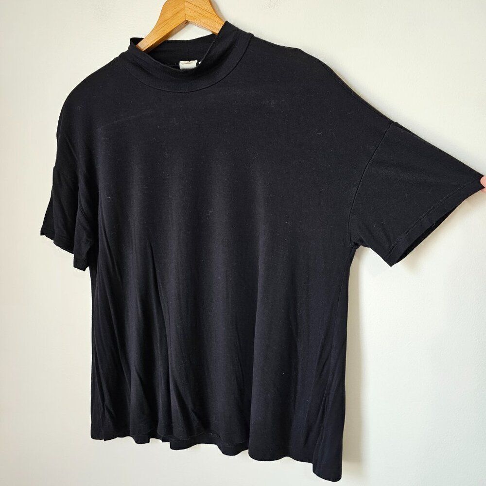 EUC GAP MOCK NECK BLACK TOP SHORT SLEEVES SIZE SMALL
